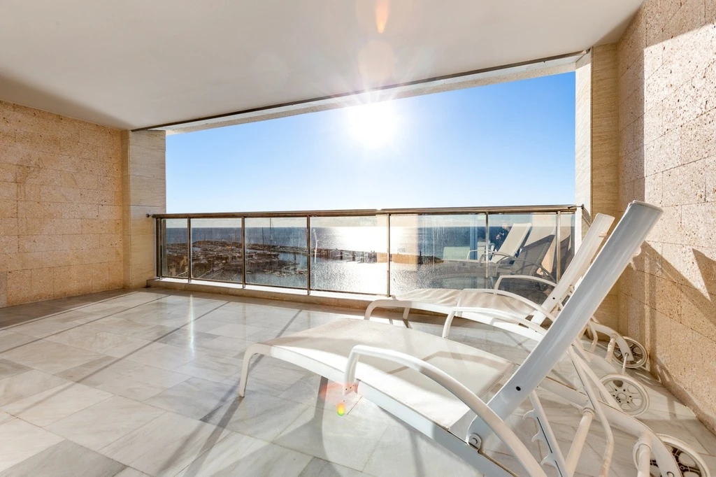 Apartment with Sea Views